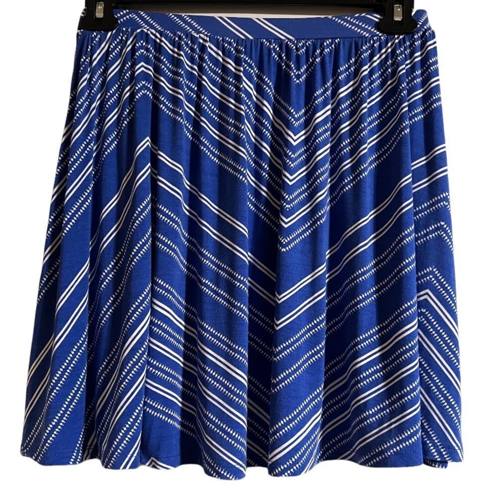 😊 3/$30 
Sz S Blue & White Skirt from Old Navy, soft and flouncy skirt!